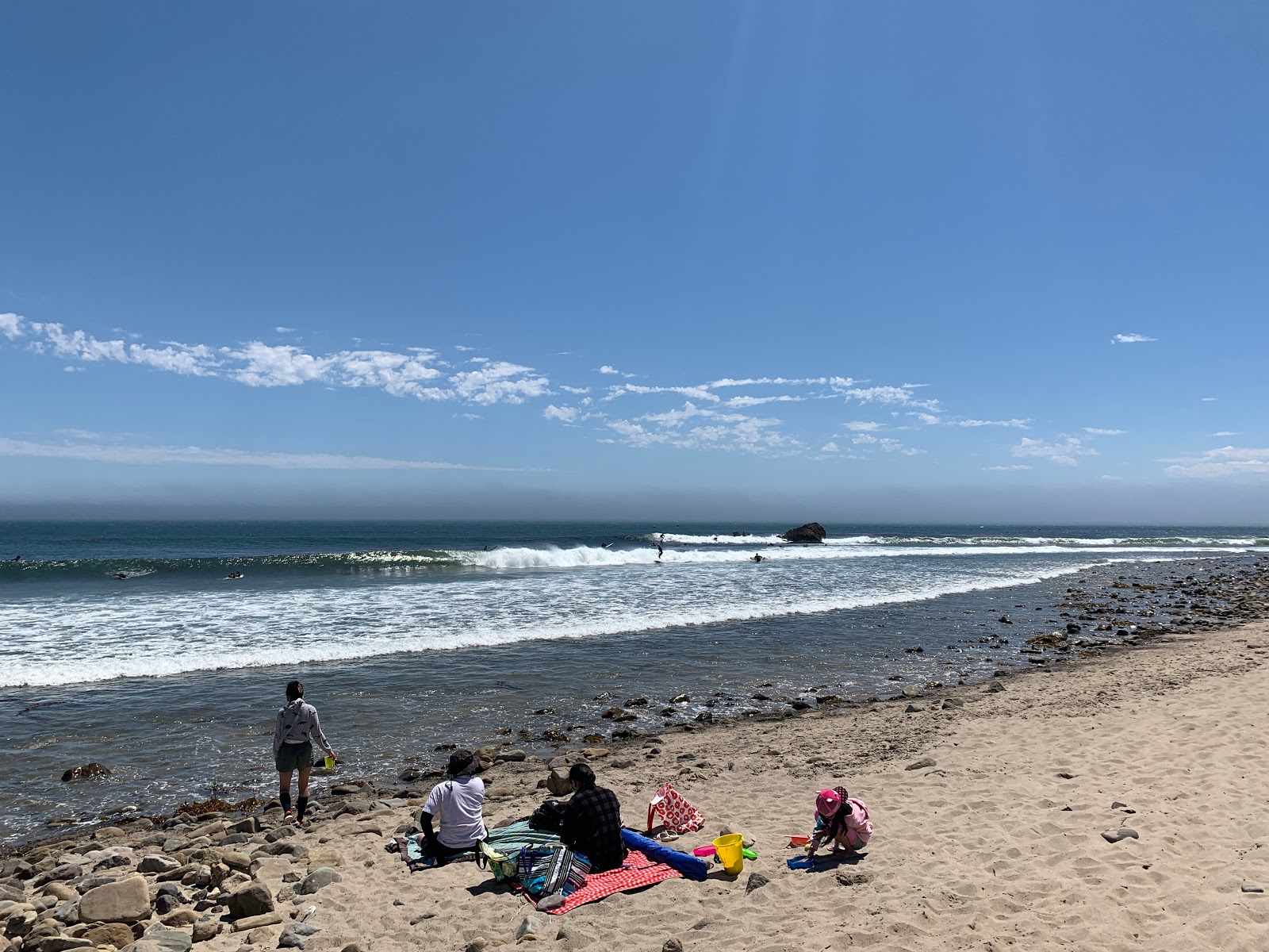 Foto af Leo Carrillo Beach bakket op af klipperne