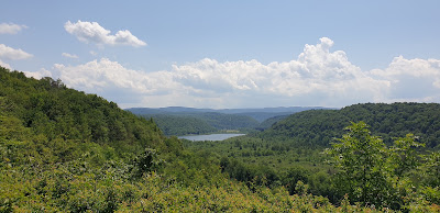 Point de vue sur les lacs de Chambly et val à Doucier