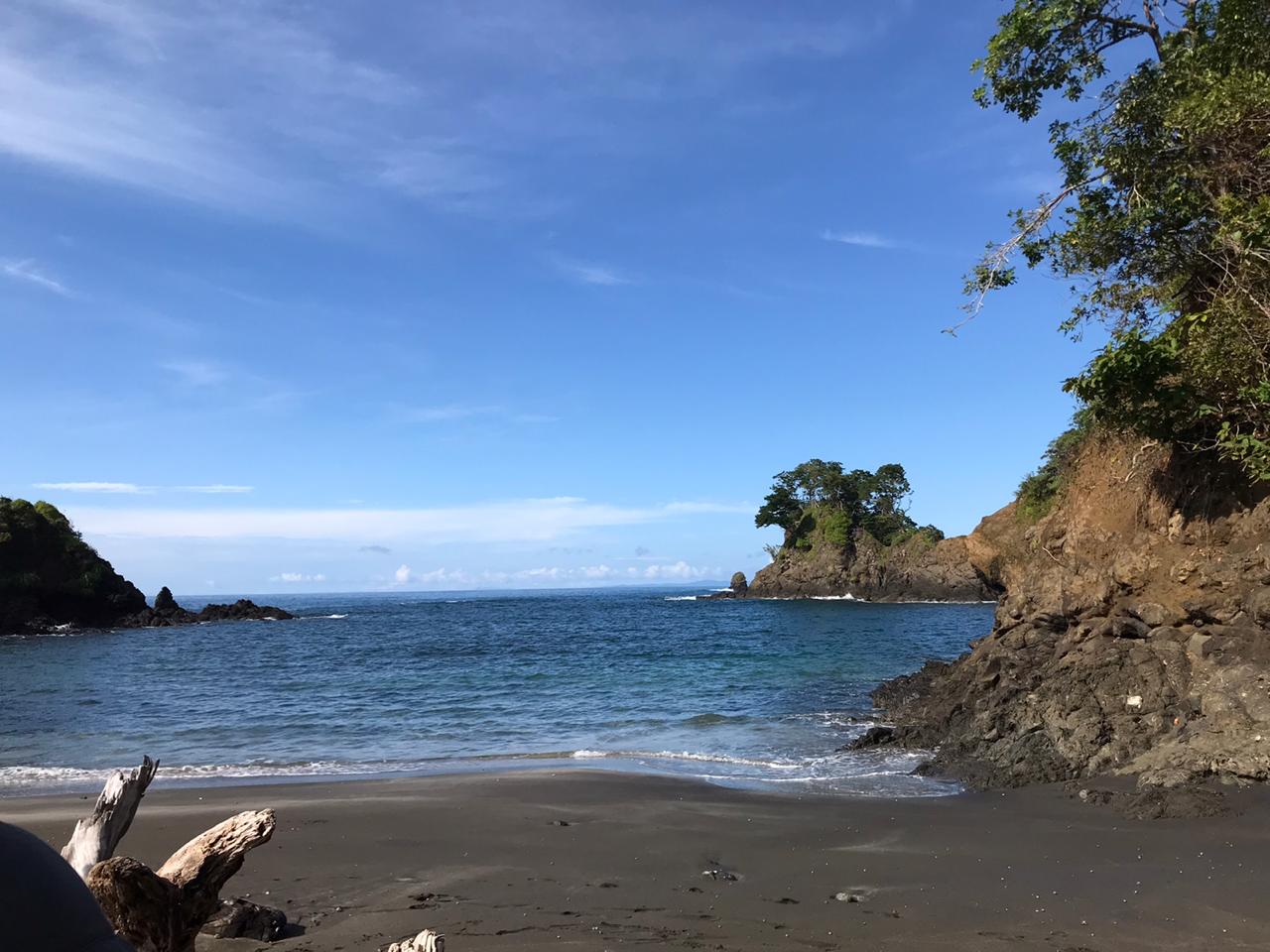 Foto von Playa Ballena mit brauner sand Oberfläche