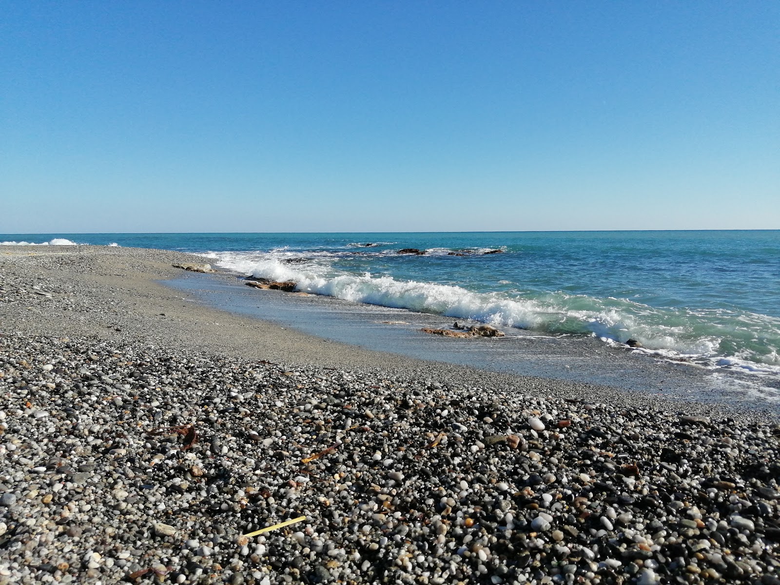 Foto von Spiaggia di Brancaleone von Klippen umgeben