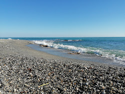 Foto von Spiaggia di Brancaleone von Klippen umgeben