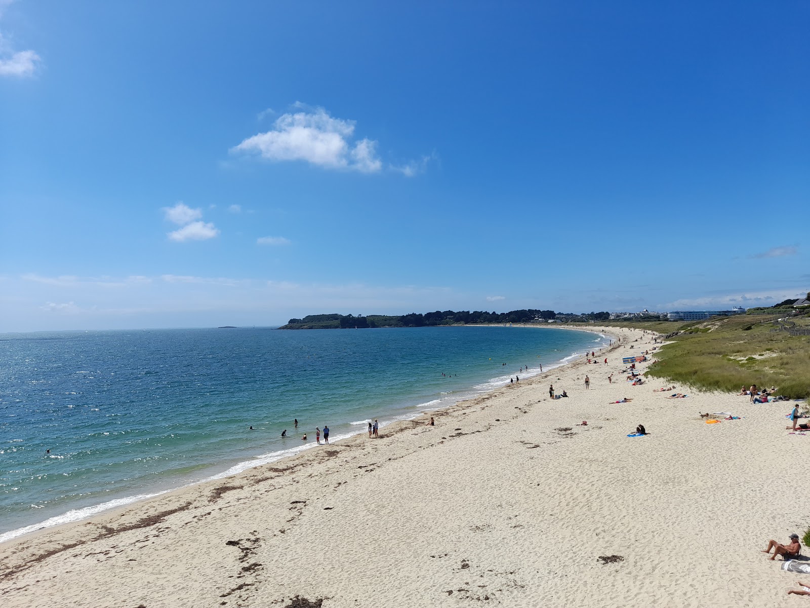 Foto di Plage de Kerjouanno con una superficie del sabbia beige e ciottoli