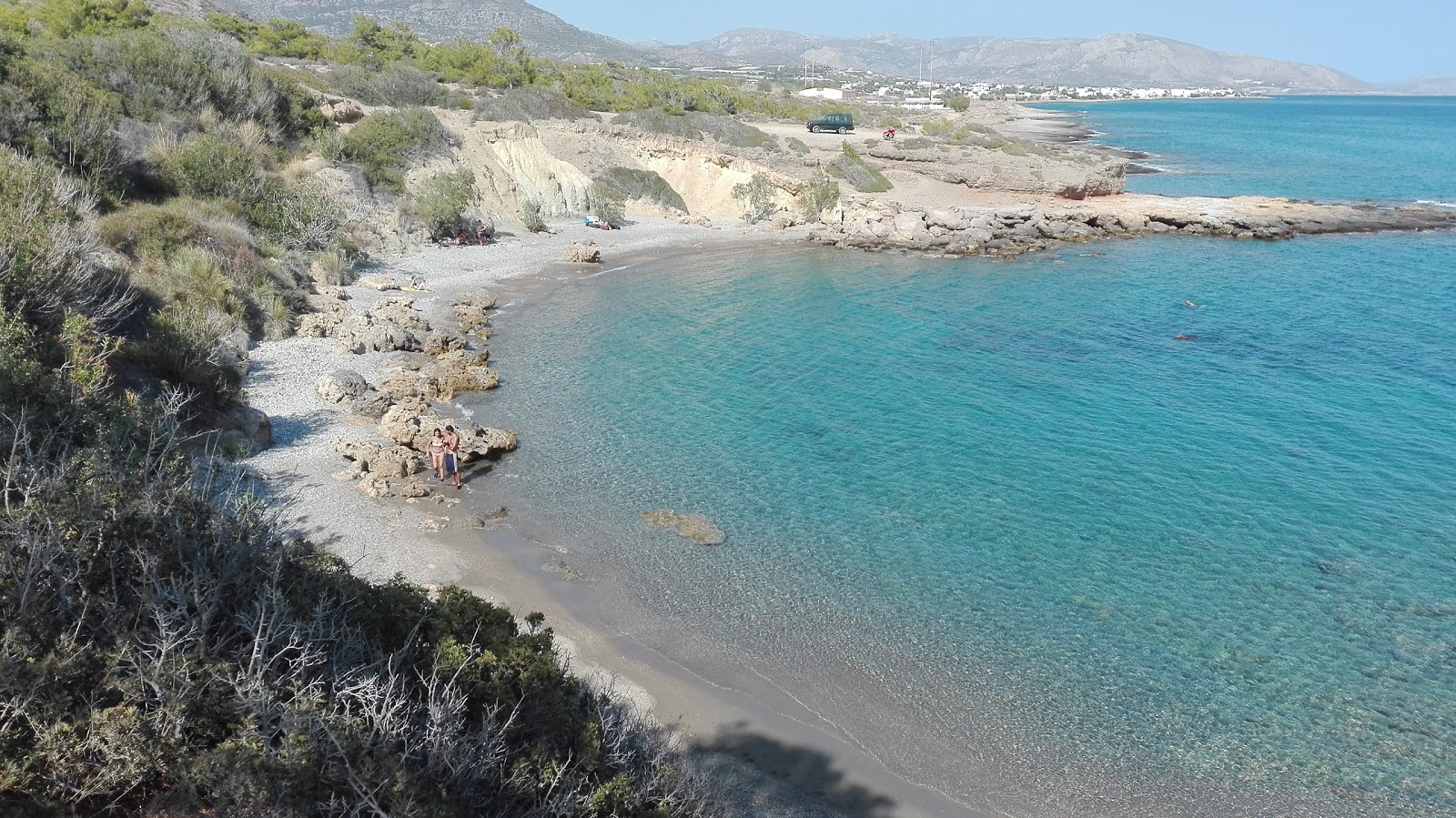 Photo de Maheridi beach protégé par des falaises