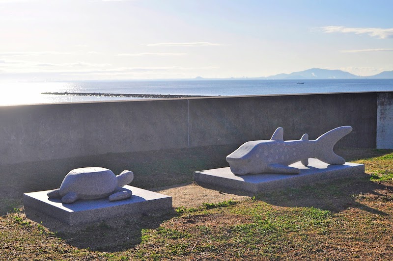 ベンチアート「海でつながる友好」