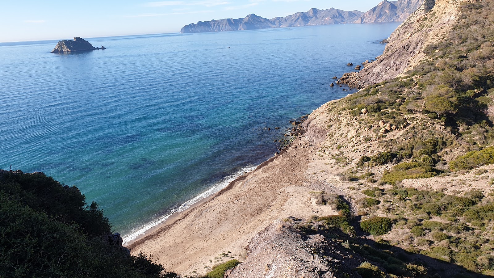 Zdjęcie Playa de Fatares z powierzchnią szary muszelkowy piasek