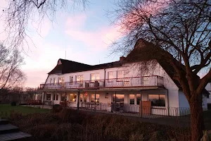 Hof Norderlück - Das Ostseehotel unter Reet image