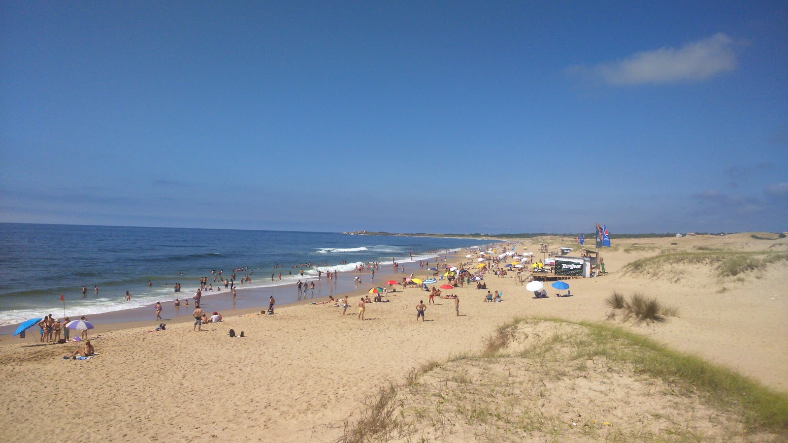 De la Viuda Beach的照片 带有明亮的沙子表面