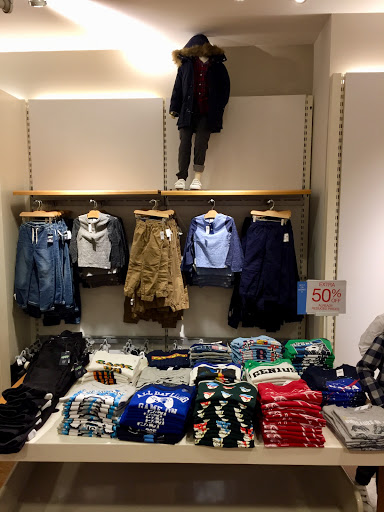 Clothing Store «Gap», reviews and photos, 200 State St, Boston, MA 02109, USA