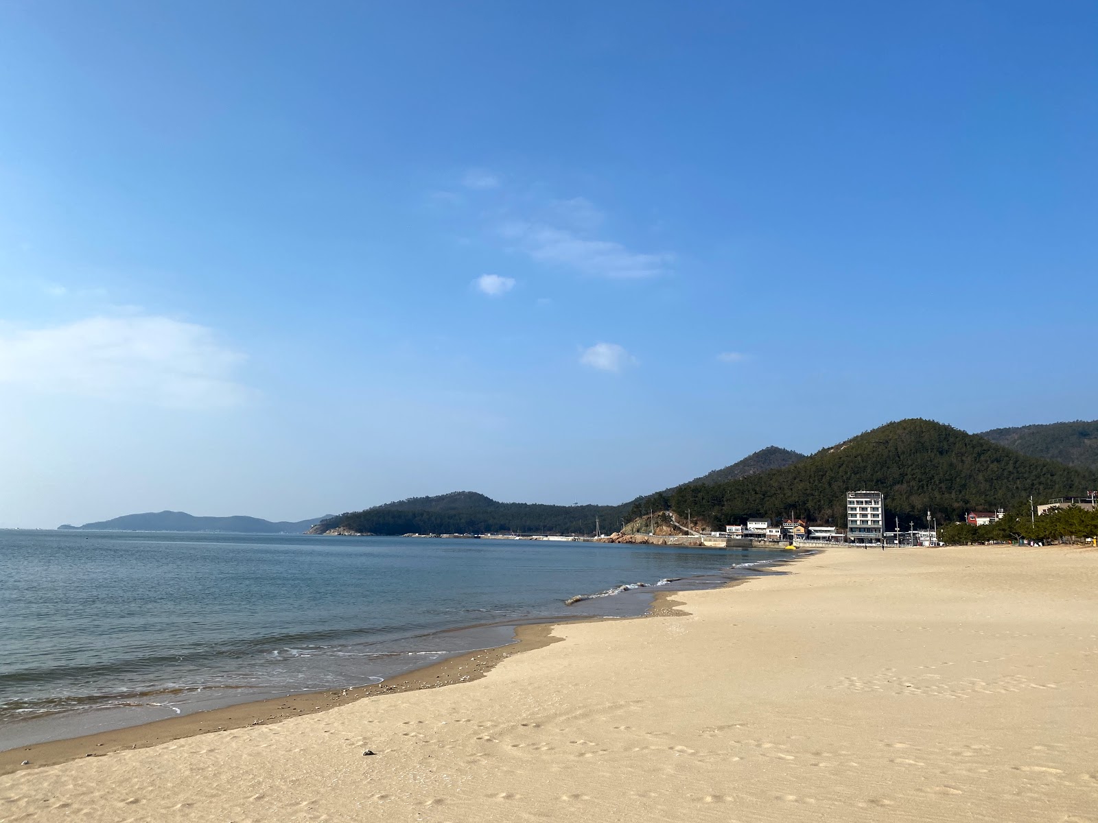 Foto di Myeongsasimni Beach con una superficie del sabbia luminosa