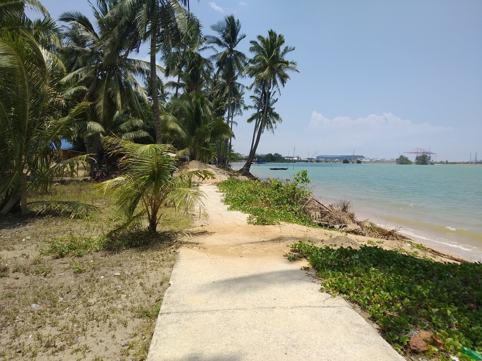 Foto von Pantai Panau mit türkisfarbenes wasser Oberfläche