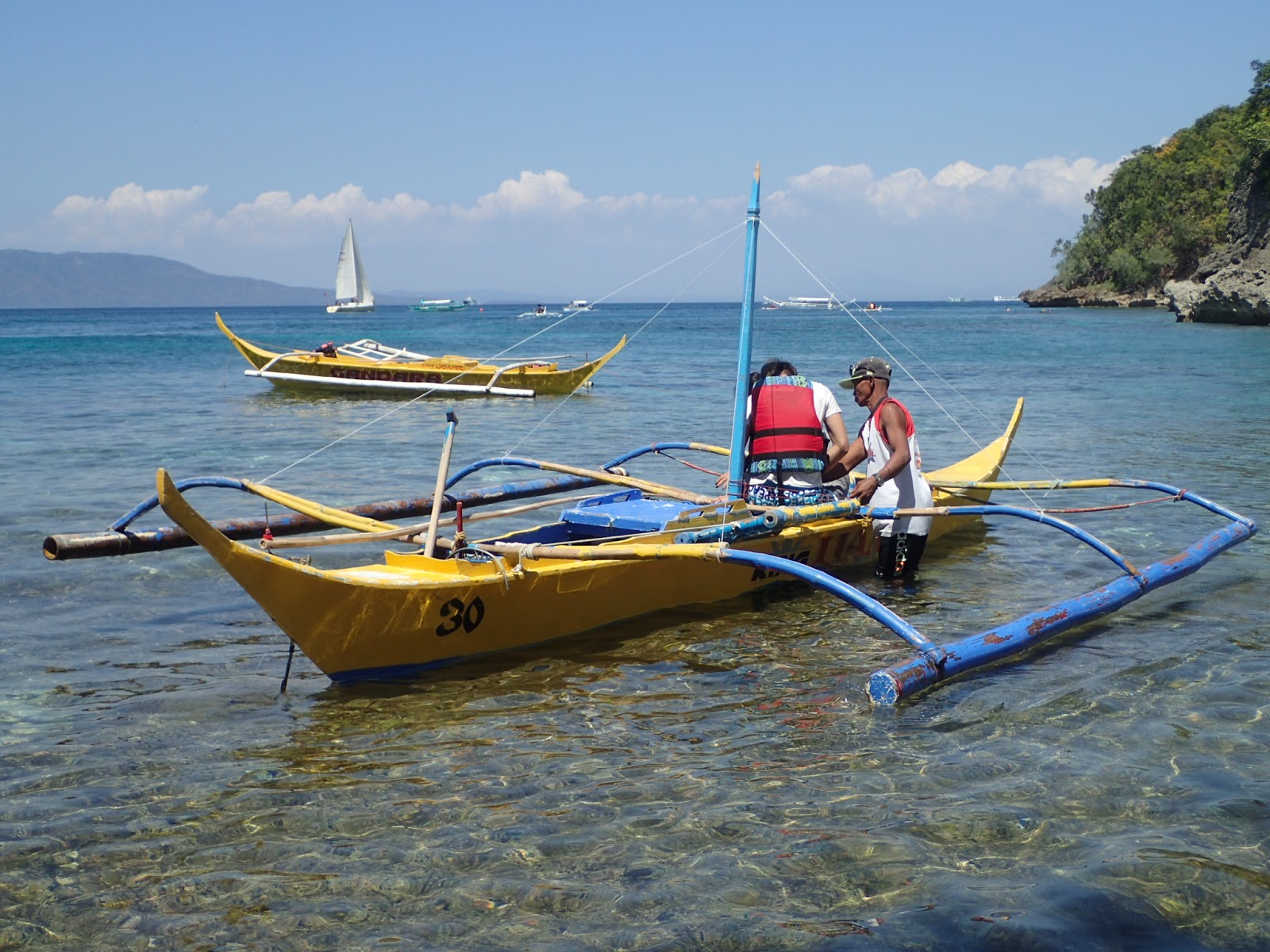 Haligi Beach'in fotoğrafı dağlarla çevrili