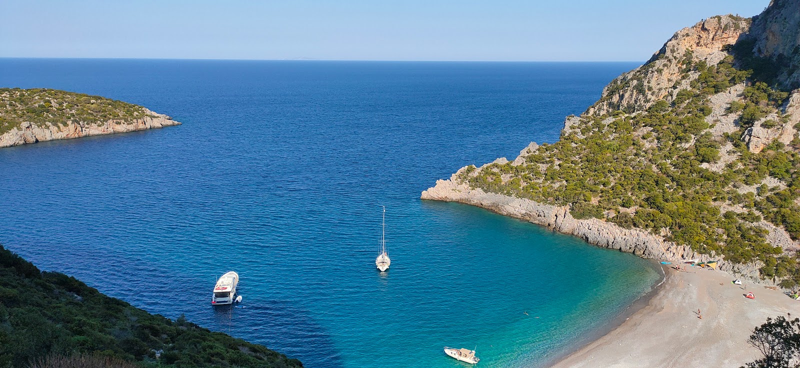 Photo de Damos beach avec petite baie