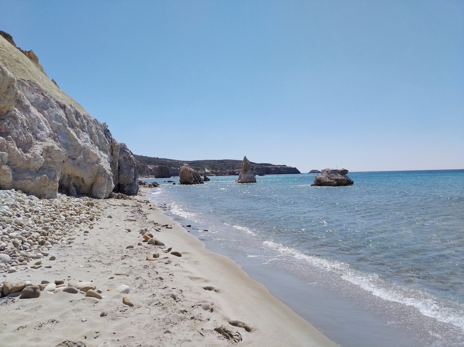 Foto van Firiplaka beach met zand met kiezelstenen oppervlakte