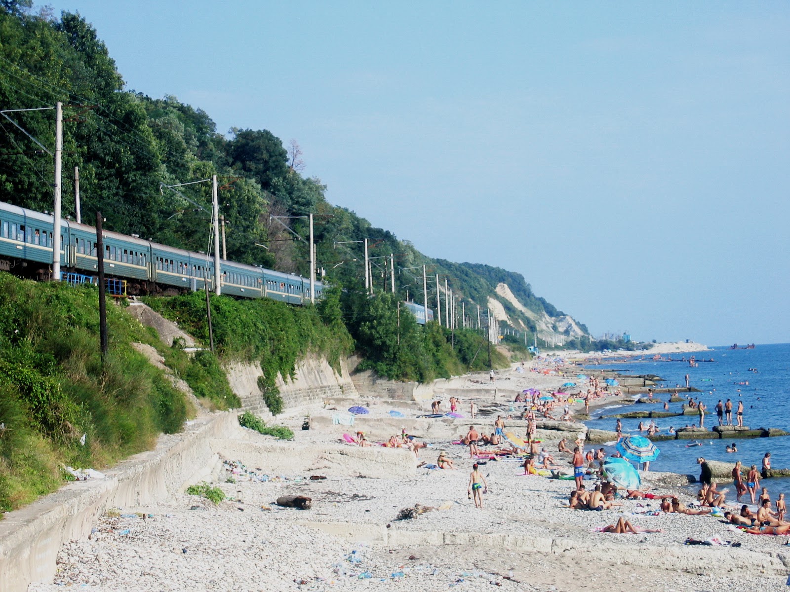 Photo de Vesna beach avec plusieurs baies spacieuses