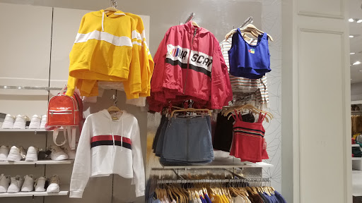 Clothing Store «Forever 21», reviews and photos, 5065 Main St, Trumbull, CT 06611, USA