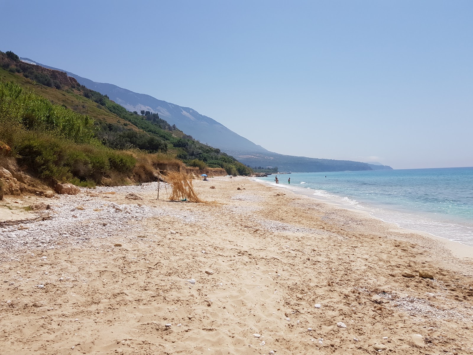 Photo de Kanali beach zone sauvage