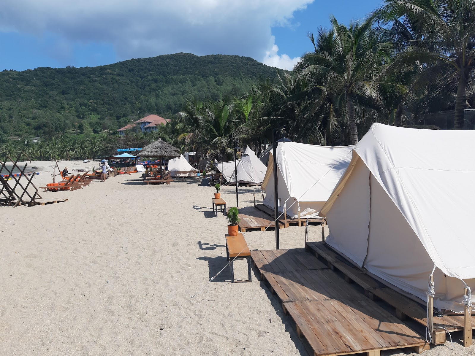 Φωτογραφία του Tien Sa Beach υποστηρίζεται από βράχους