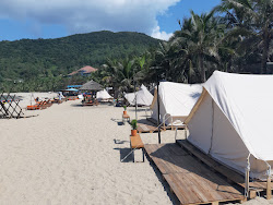 Foto av Tien Sa Beach omgiven av klippor