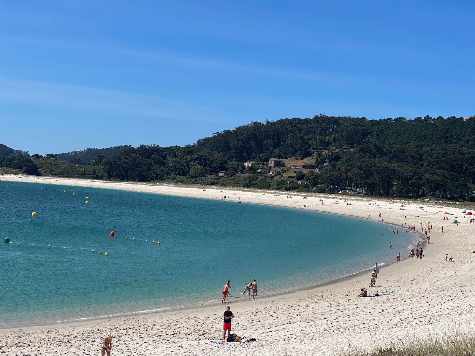 Fotografie cu Plaja de Roda - locul popular printre cunoscătorii de relaxare