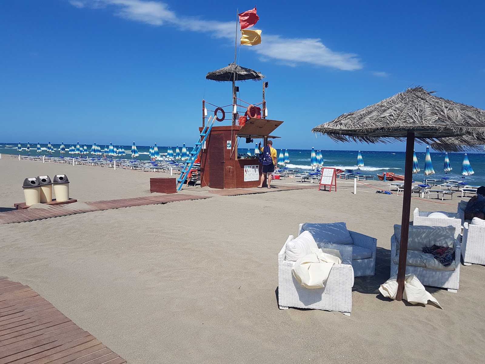 Spiaggia di Torre Salinas'in fotoğrafı - rahatlamayı sevenler arasında popüler bir yer