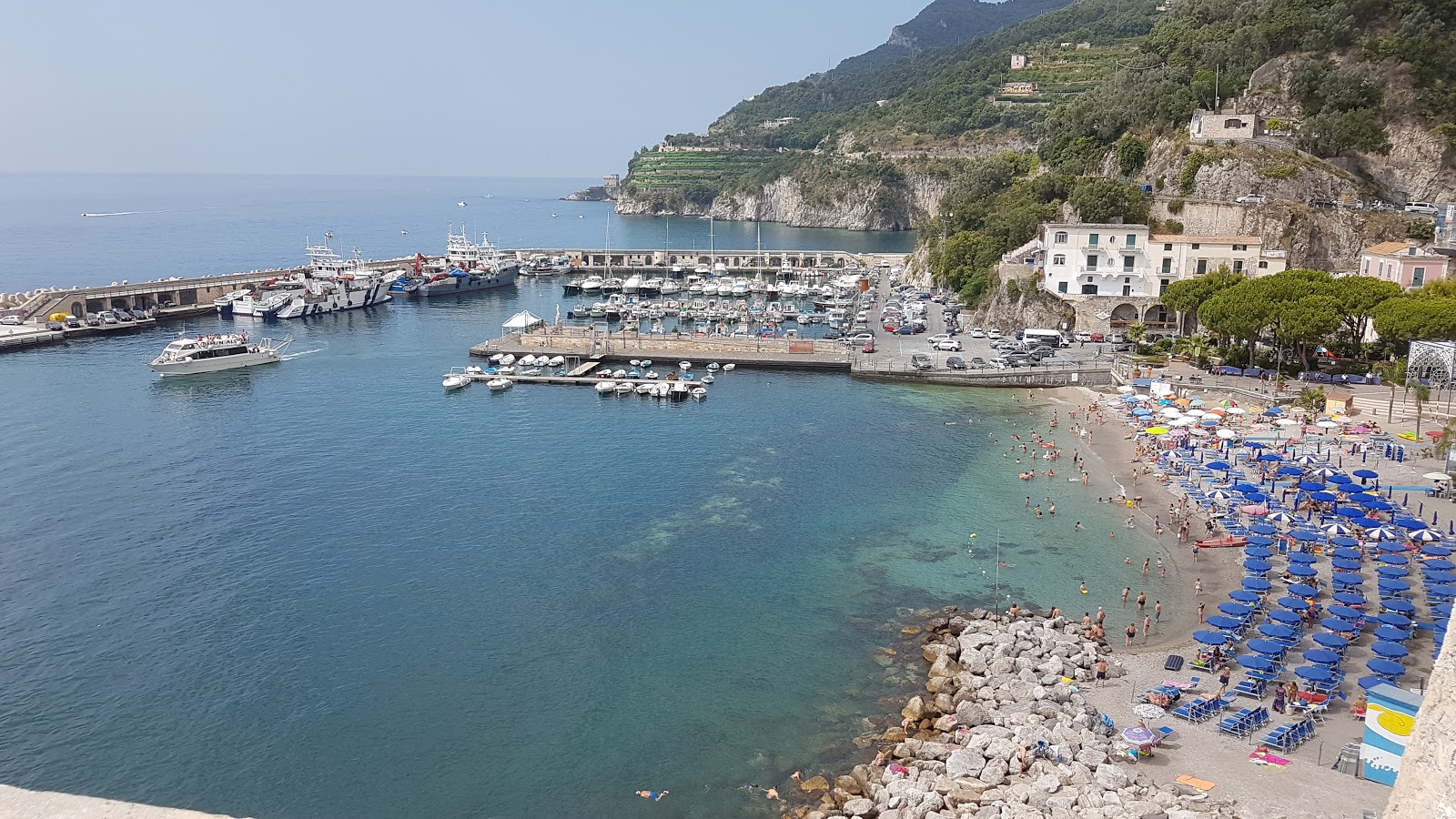 Foto av Spiaggia di Cetera med grå fin sten yta