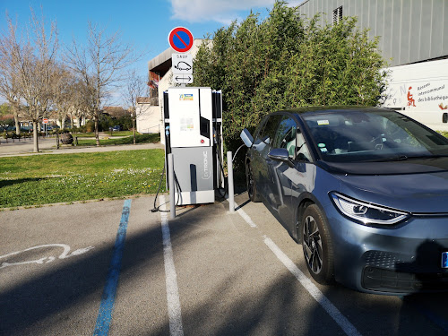 Borne de recharge de véhicules électriques RÉVÉO Charging Station Gignac