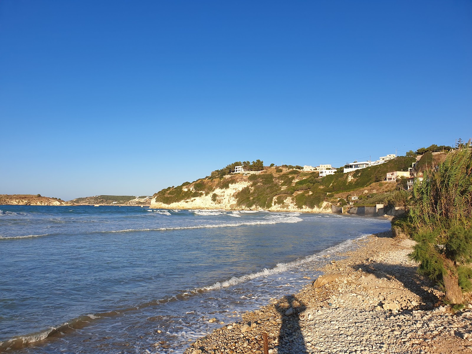 Foto av Kera beach med grönt vatten yta