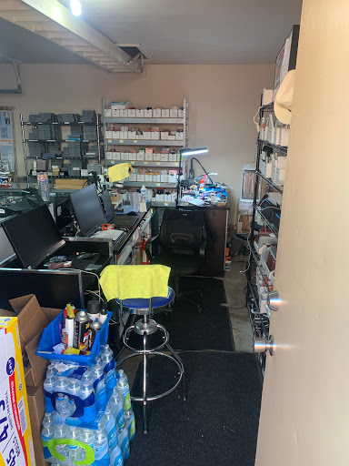 Cell Phone Store «Phone Geek Cellular Repair», reviews and photos, 6125 S Sheridan Rd, Tulsa, OK 74133, USA