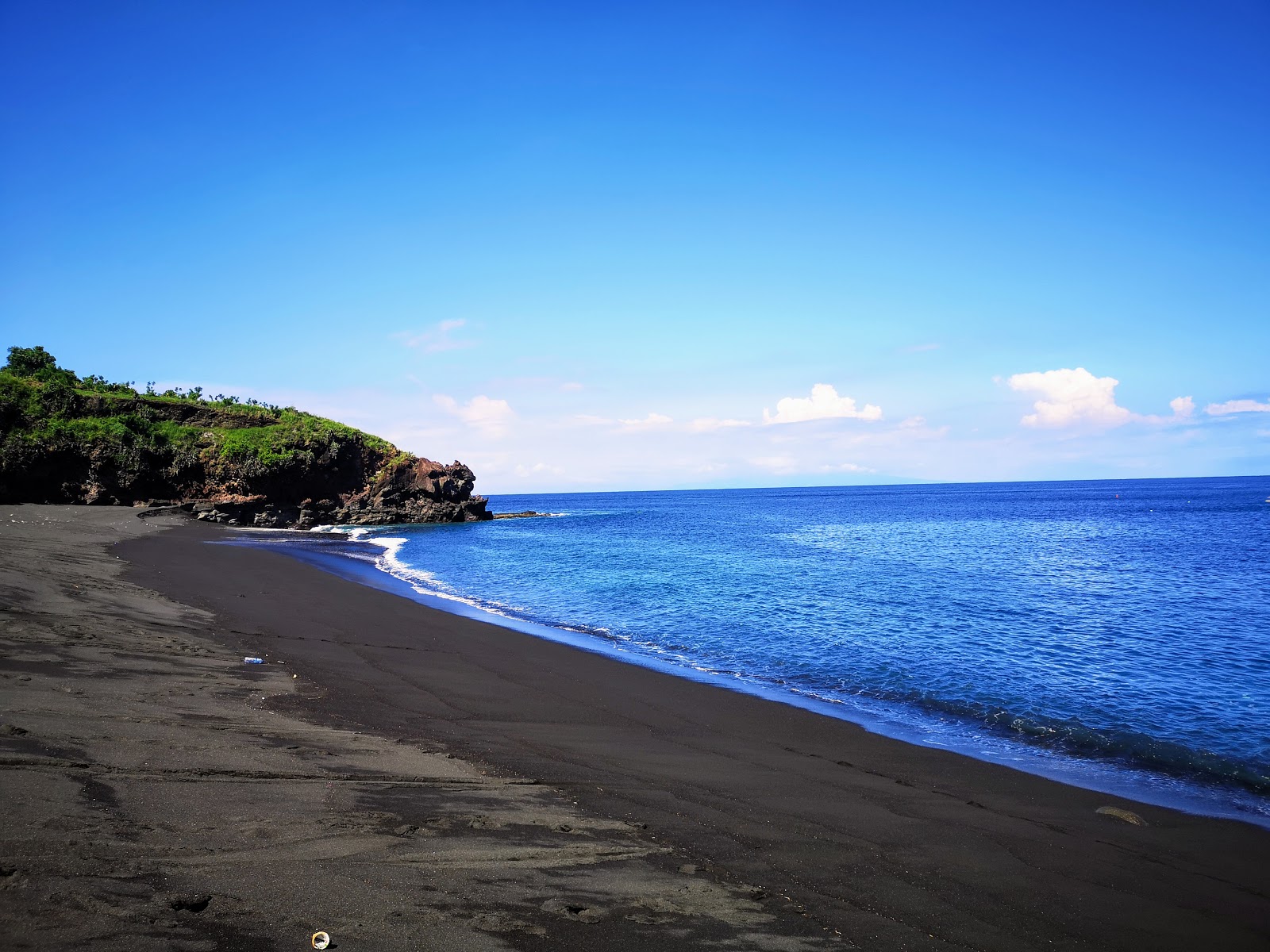 Valokuva Black Sand Beachista. pinnalla harmaa hiekka:n kanssa