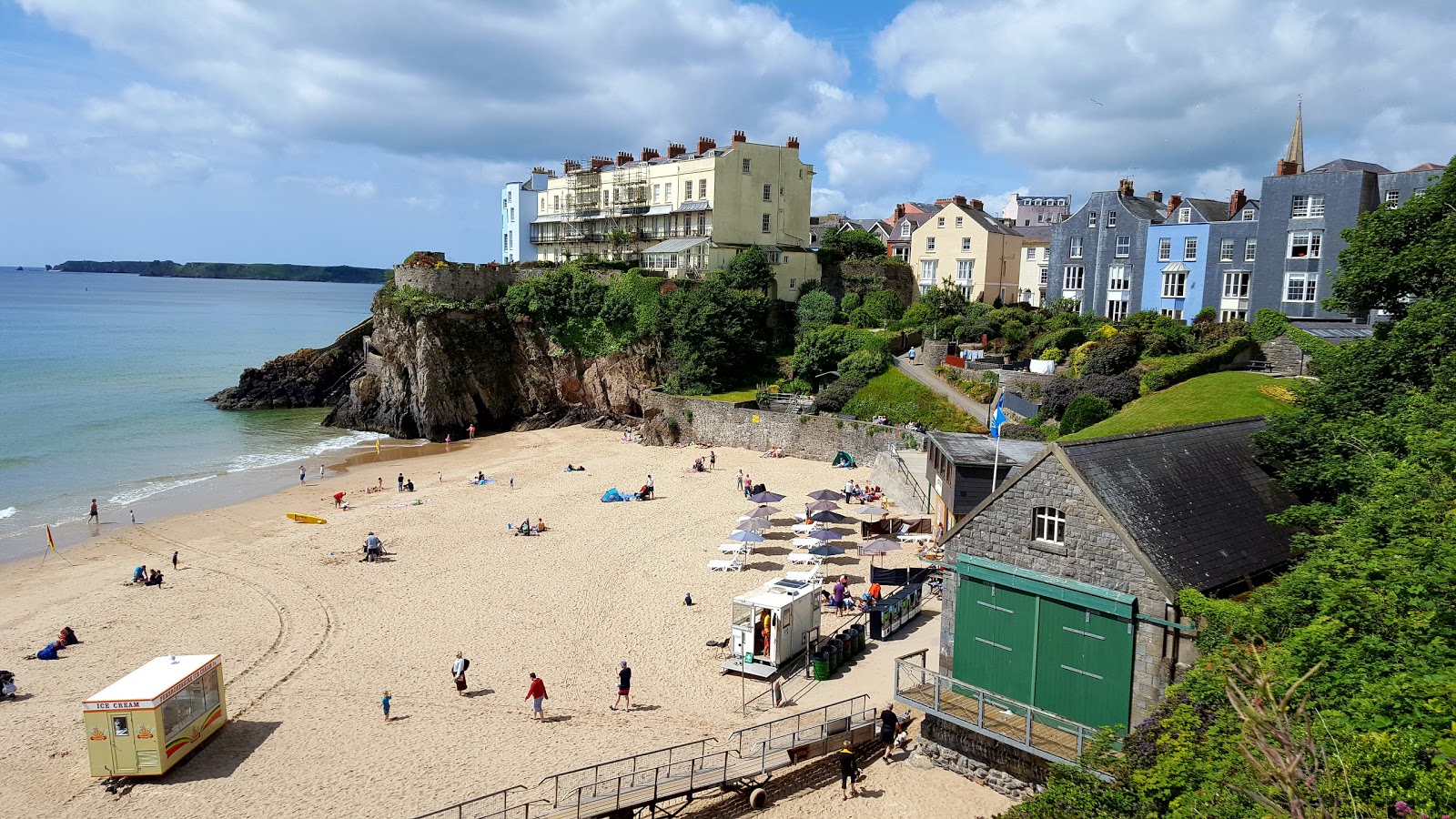 Foto von Tenby south beach mit feiner beiger sand Oberfläche