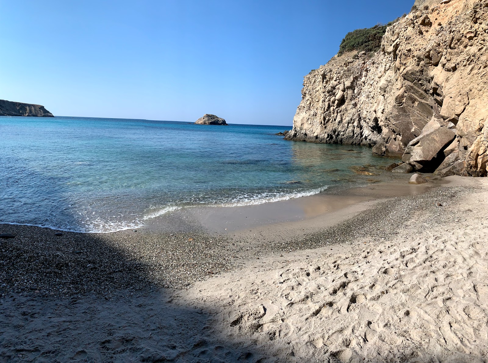 Tsigrado beach'in fotoğrafı küçük koy ile birlikte