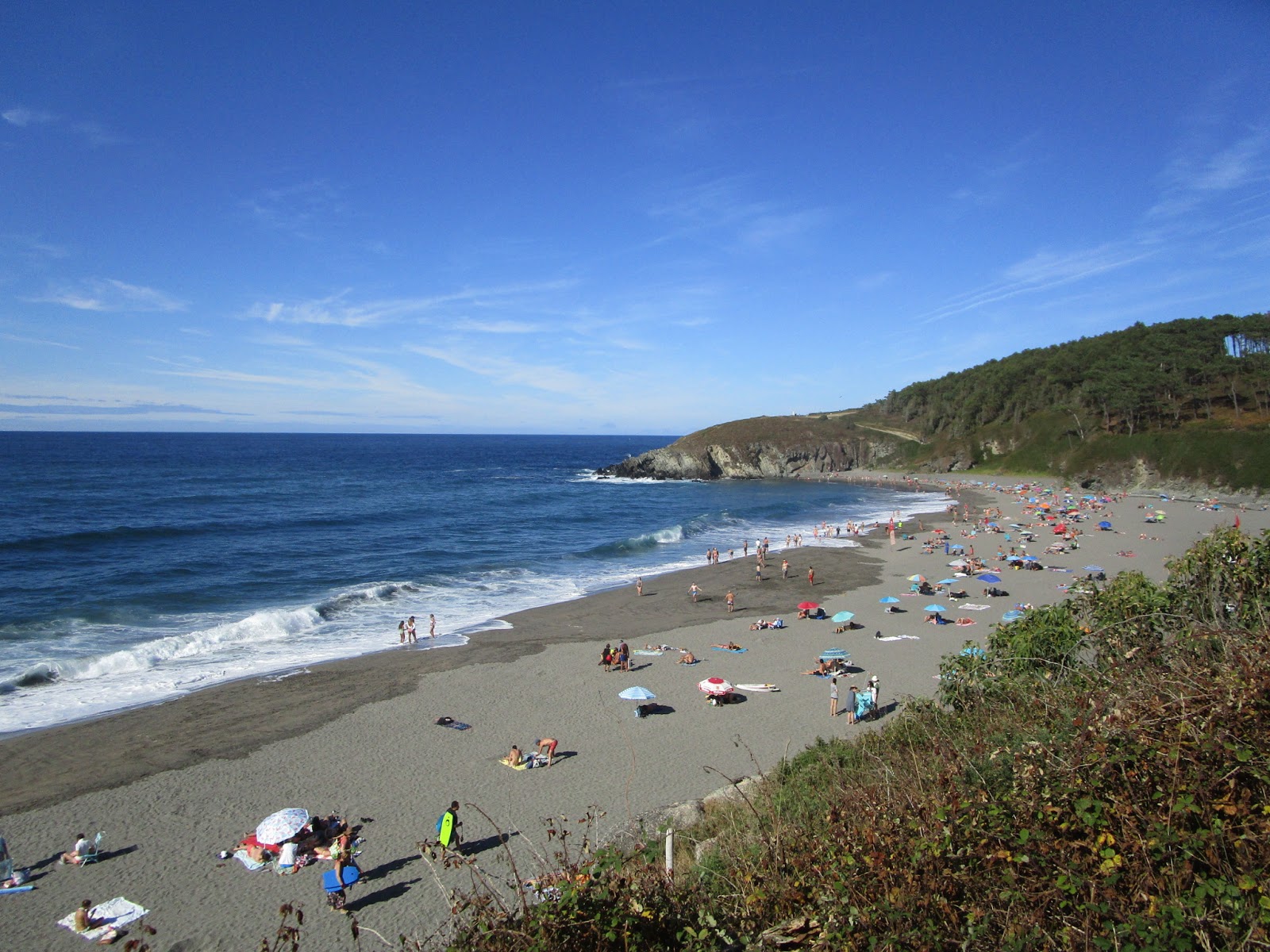 Foto von Playa de Navia mit heller sand Oberfläche