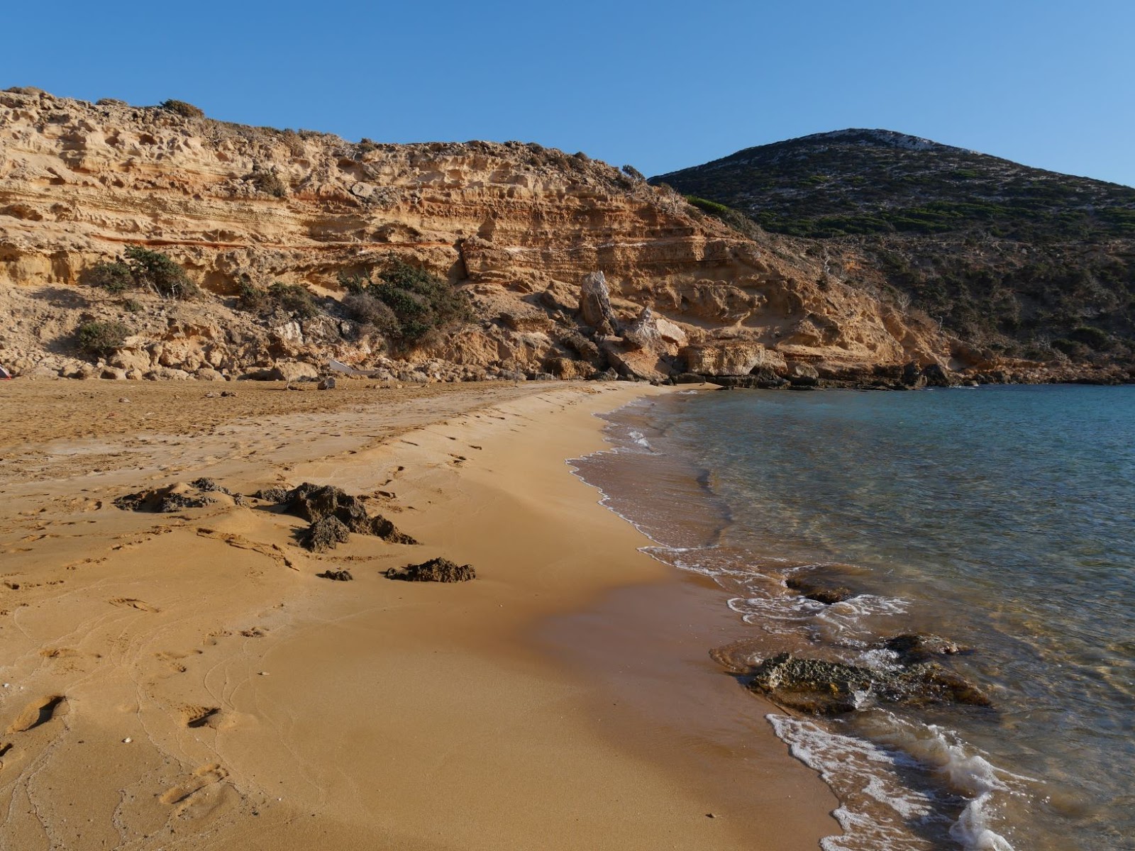 Foto av Pyrgos Beach med liten vik