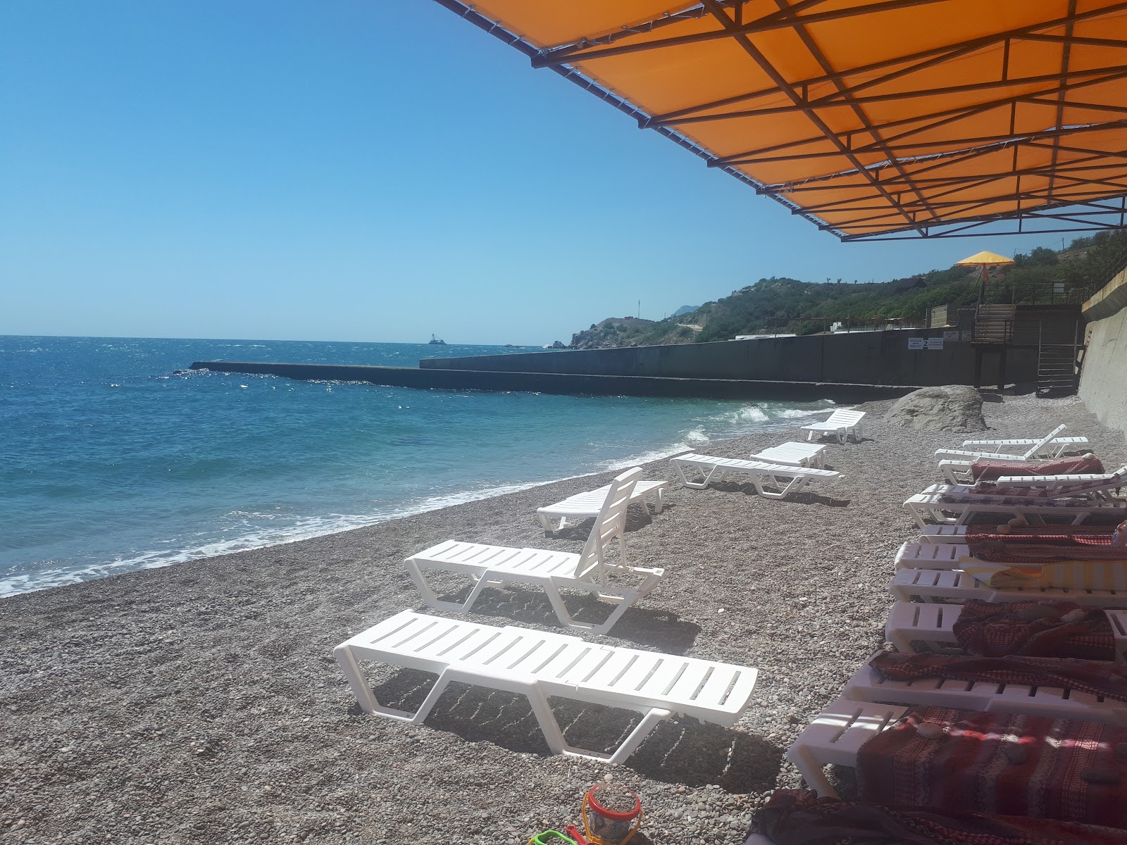 Photo de Ponizovka beach avec plusieurs baies spacieuses