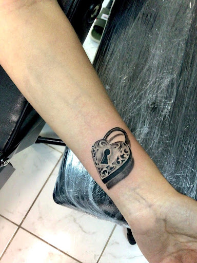 Tattoo Shop «BODY ARMOR TATTOO AND PIERCING», reviews and photos, 20709 US-27, Lake Wales, FL 33853, USA