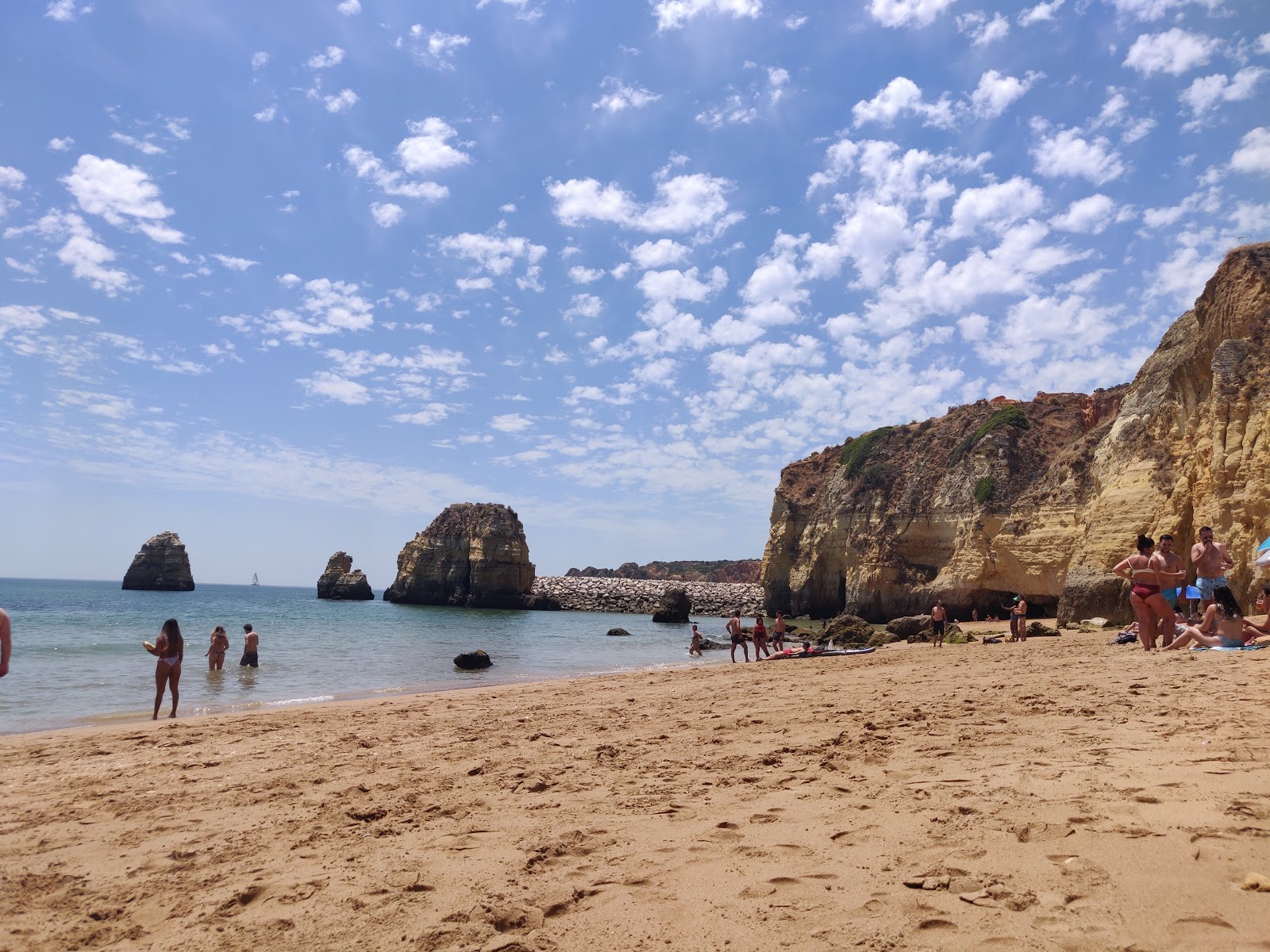 Fotografija Praia do Pinhao obkrožen z gorami