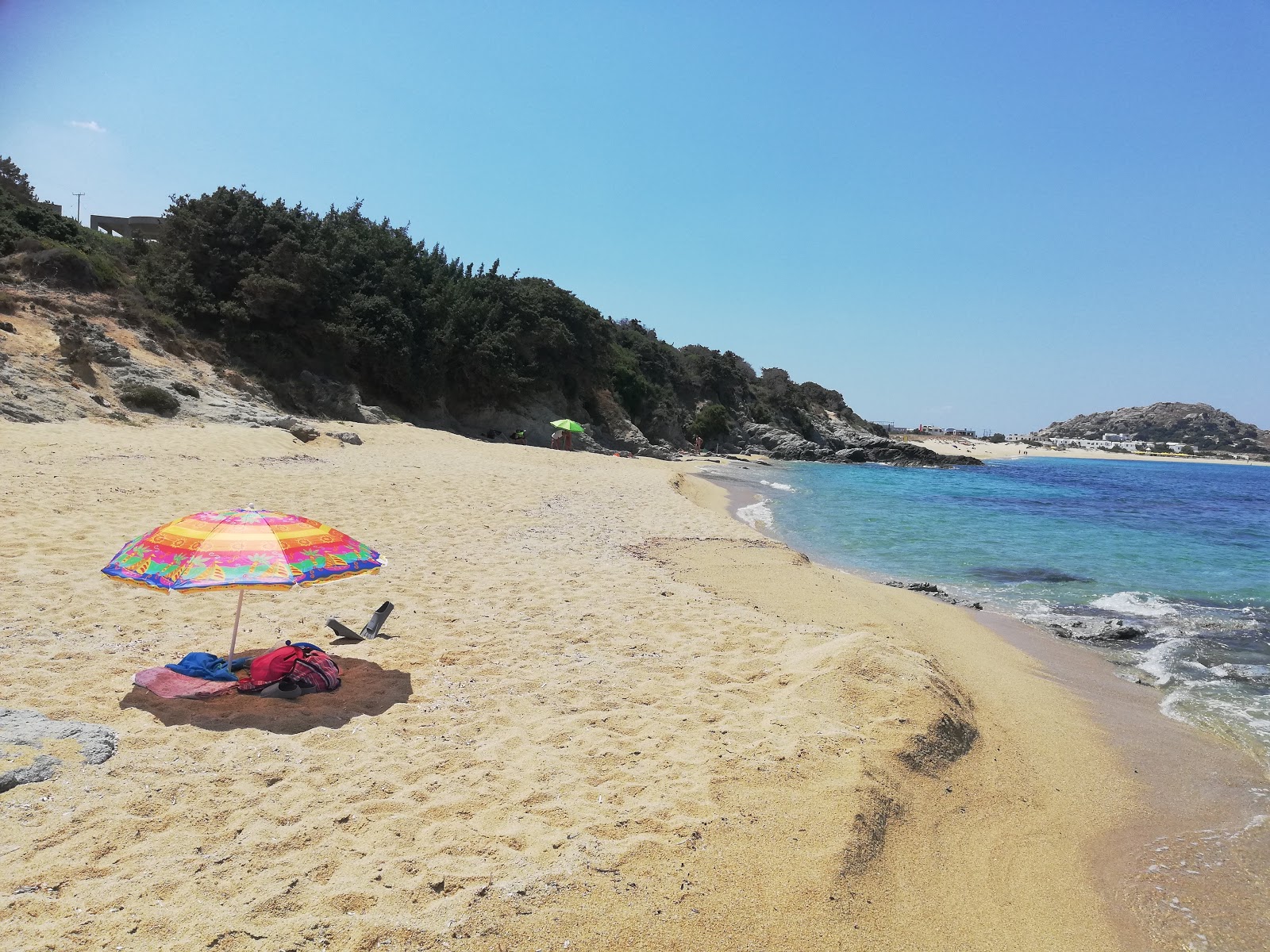 Photo de Orkos beach avec rivage droit, long