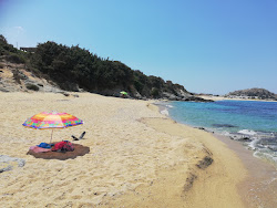 Photo de Orkos beach avec rivage droit, long