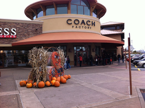 Shopping Mall «Woodburn Premium Outlets», reviews and photos, 1001 N Arney Rd, Woodburn, OR 97071, USA