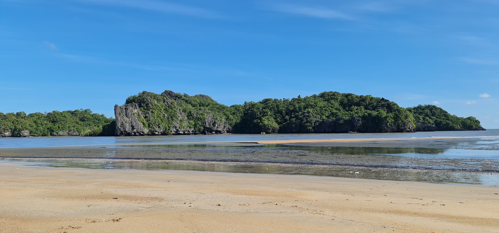 Pak Nam Beach的照片 带有碧绿色纯水表面