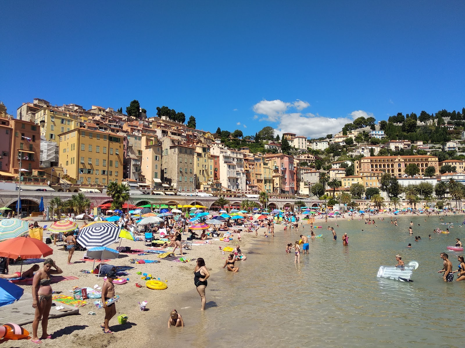 Foto di Spiaggia delle Sablettes con una superficie del piccoli ciottoli beige