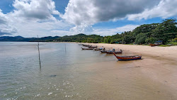Koh Yao Yai Beach'in fotoğrafı uçurumlarla desteklenmiş