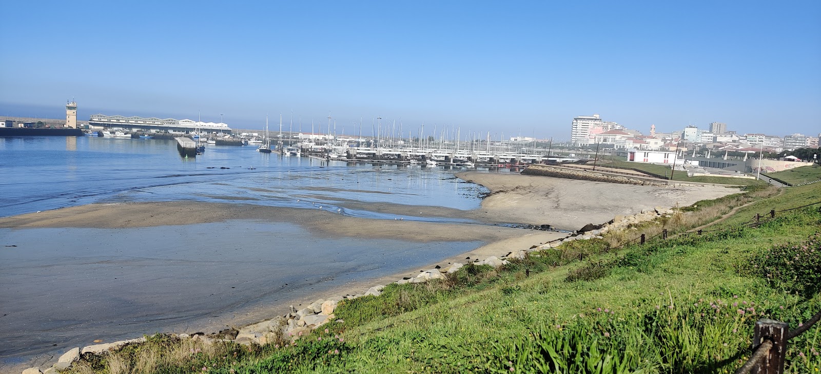 Foto de Praia do Peixe con arena beige superficie