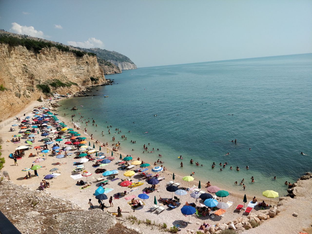 Punta Rossa Plajı'in fotoğrafı - rahatlamayı sevenler arasında popüler bir yer