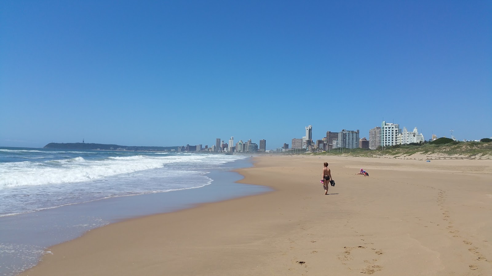 Valokuva Durban Beachista. pinnalla kirkas hieno hiekka:n kanssa