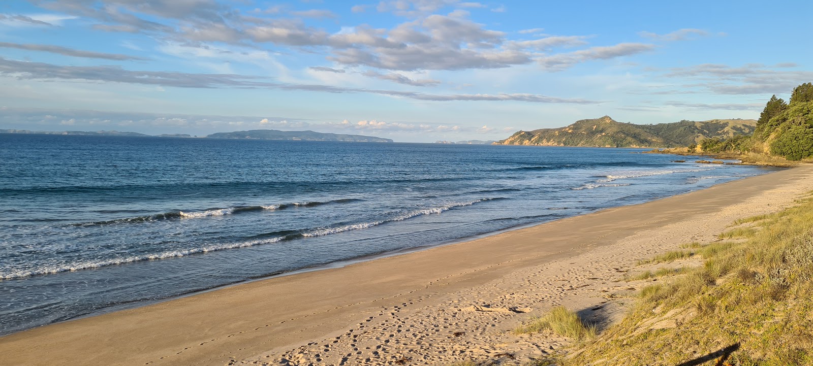 Fotografie cu Rings Beach cu o suprafață de nisip beige