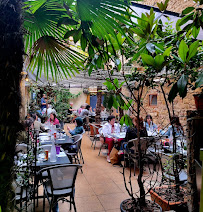 Atmosphère du Restaurant Le Saladier à Villefranche-sur-Saône - n°2