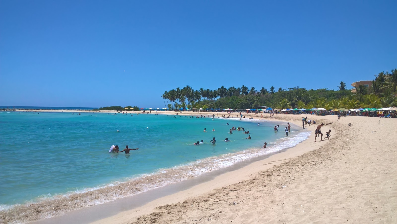 Foto von Juan Dolio Strand mit heller feiner sand Oberfläche