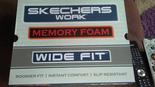 Shoe Store «SKECHERS Factory Outlet», reviews and photos, 4801 W North Ave, Chicago, IL 60639, USA