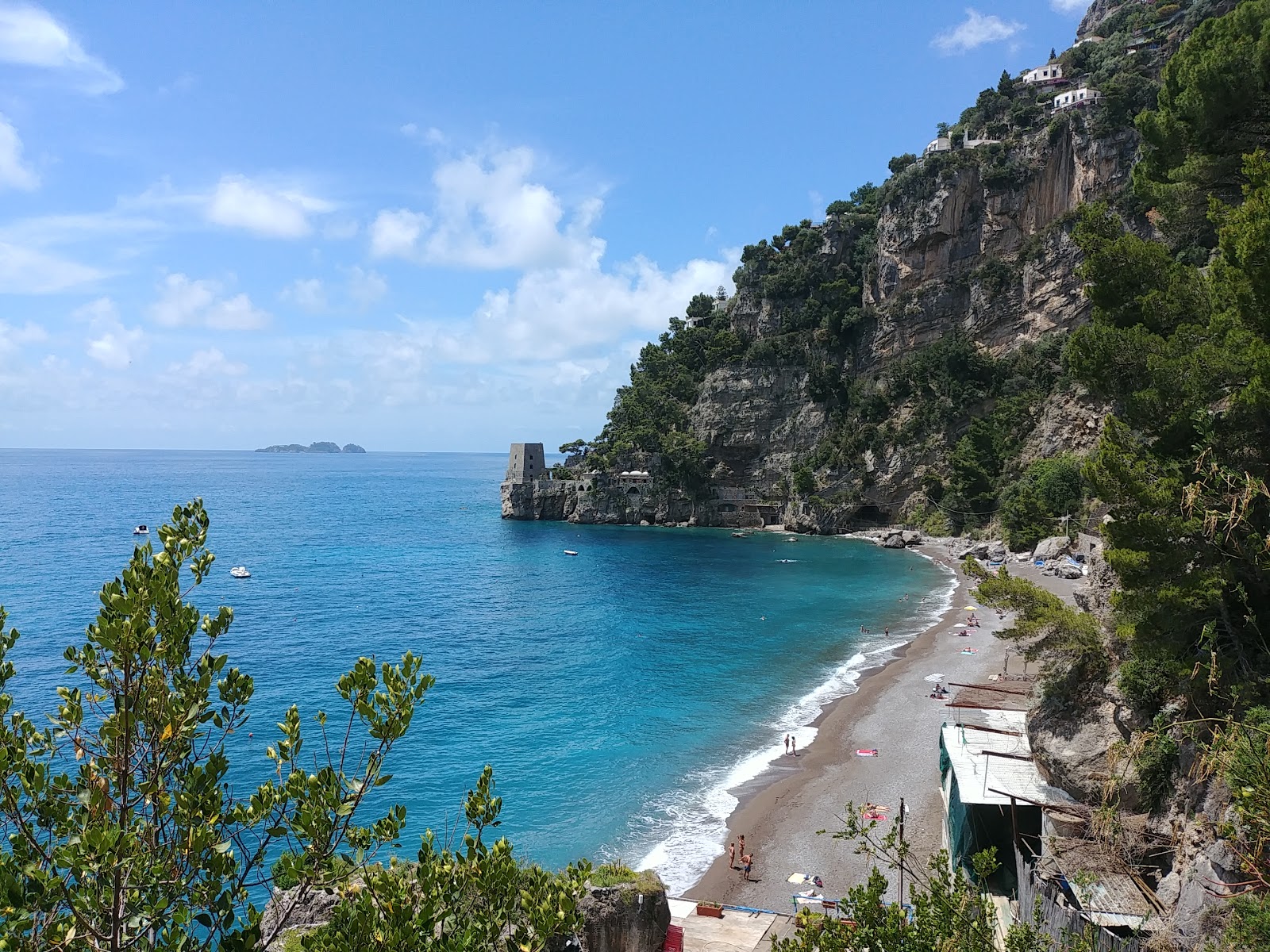 Foto di Fornillo Spiaggia con una superficie del ciottolo fine grigio